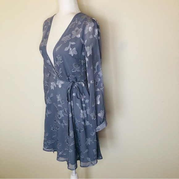 ASTR THE LABEL DUSTY BLUE BURNOUT WRAP FLORAL DRESS Size: XS - Picture 6 of 16